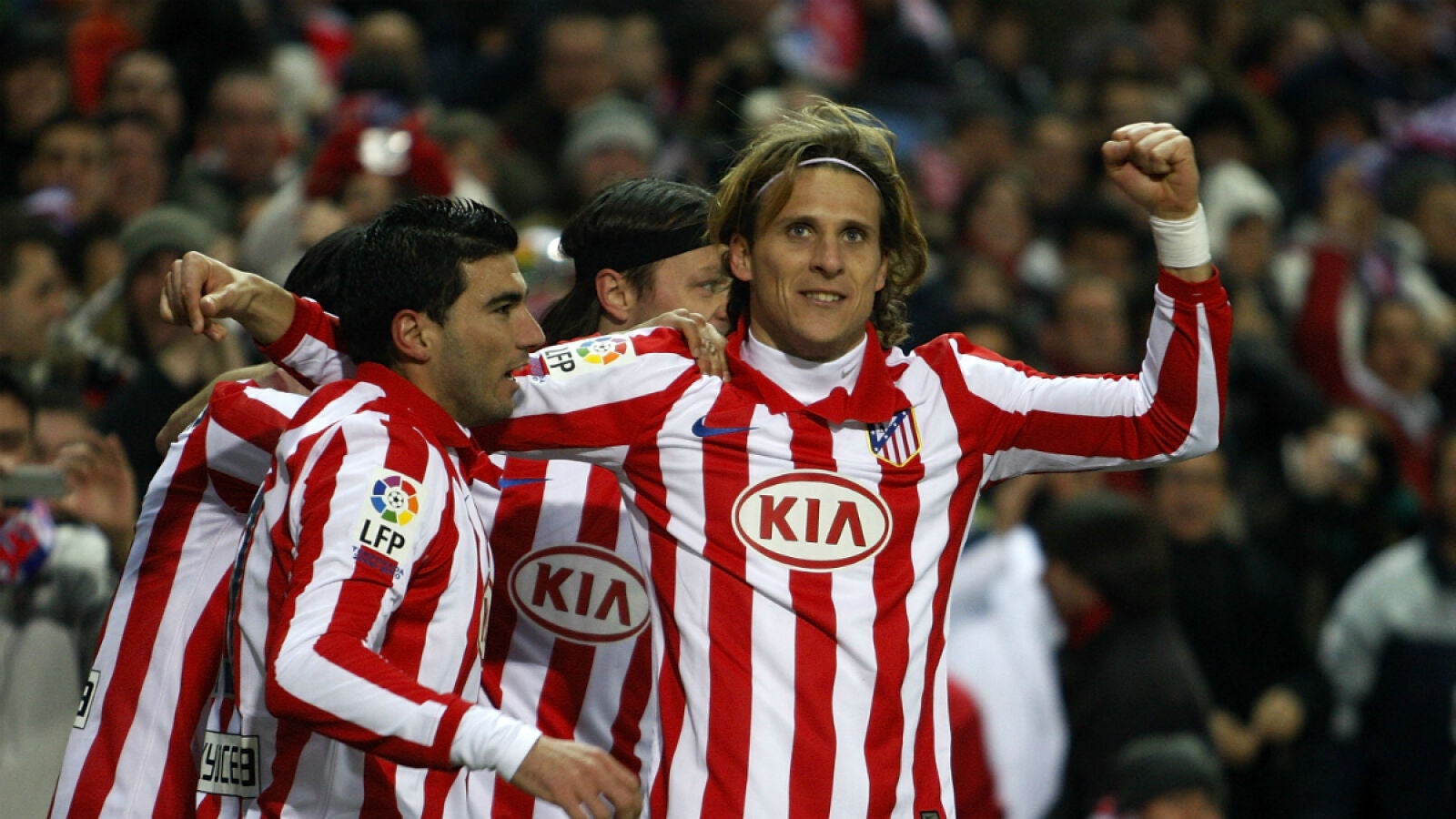 Diego Forl&aacute;n celebra un gol