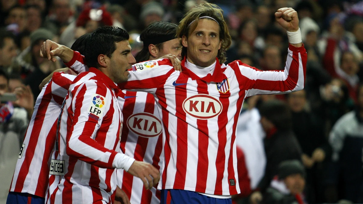 Diego Forlán celebra un gol