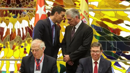 Sánchez y Díaz Canel junto a los ministros de Asuntos Exteriores de ambos países Sánchez y Díaz Canel presiden la firma de un memorándum por parte de los ministros de Asuntos Exteriores de ambos países