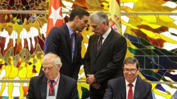 Sánchez y Díaz Canel junto a los ministros de Asuntos Exteriores de ambos países