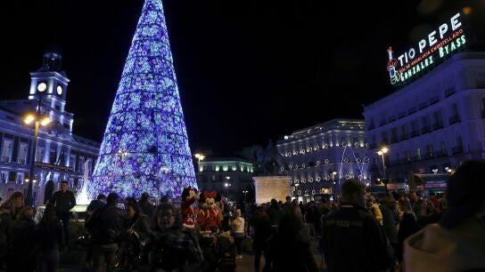 Vista de la Puerta del Sol de Madrid, durante el tradicional encendido de luces de Navidad