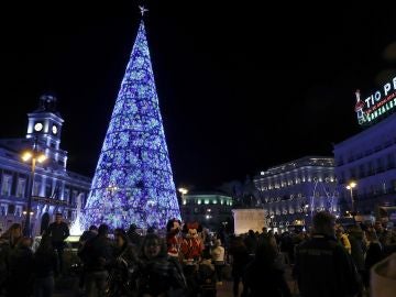 Vista de la Puerta del Sol de Madrid, durante el tradicional encendido de luces de Navidad Vista de la Puerta del Sol de Madrid, durante el tradicional encendido de luces de Navidad