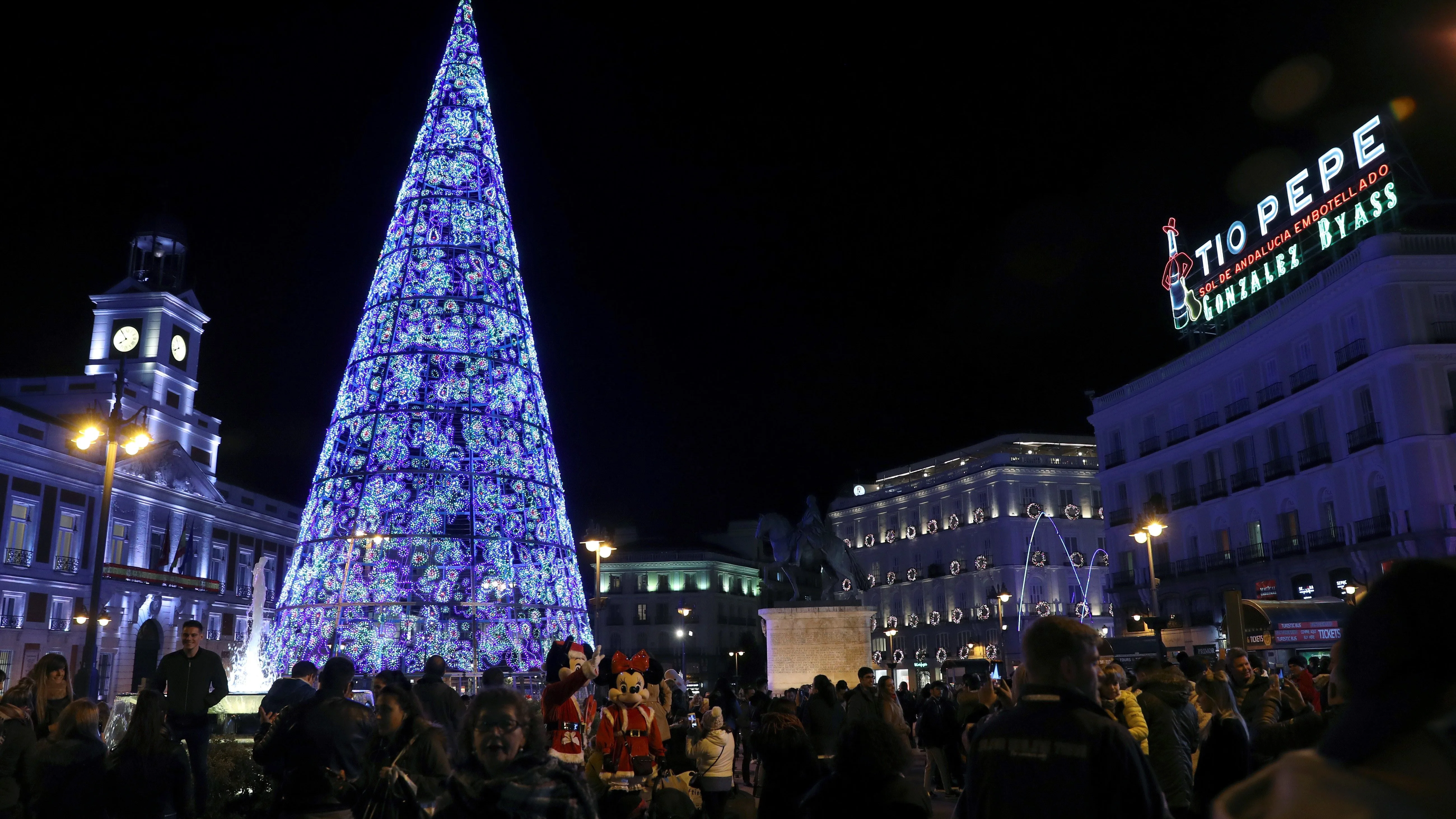 Vista de la Puerta del Sol de Madrid, durante el tradicional encendido de luces de Navidad