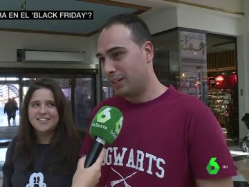 Jóvenes comprando en el Black Friday