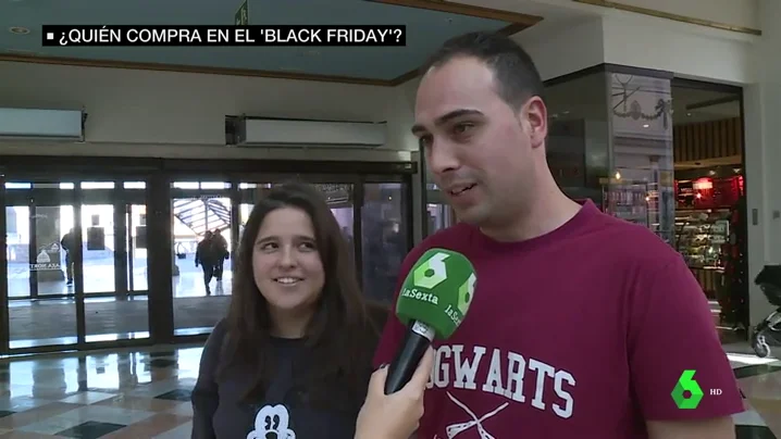 Jóvenes comprando en el Black Friday