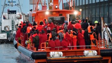 Migrantes rescatados en el mar de Alborán