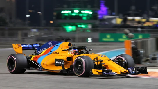 Fernando Alonso rueda en su coche de despedida en Abu Dabi Fernando Alonso rueda en su coche de despedida en Abu Dabi