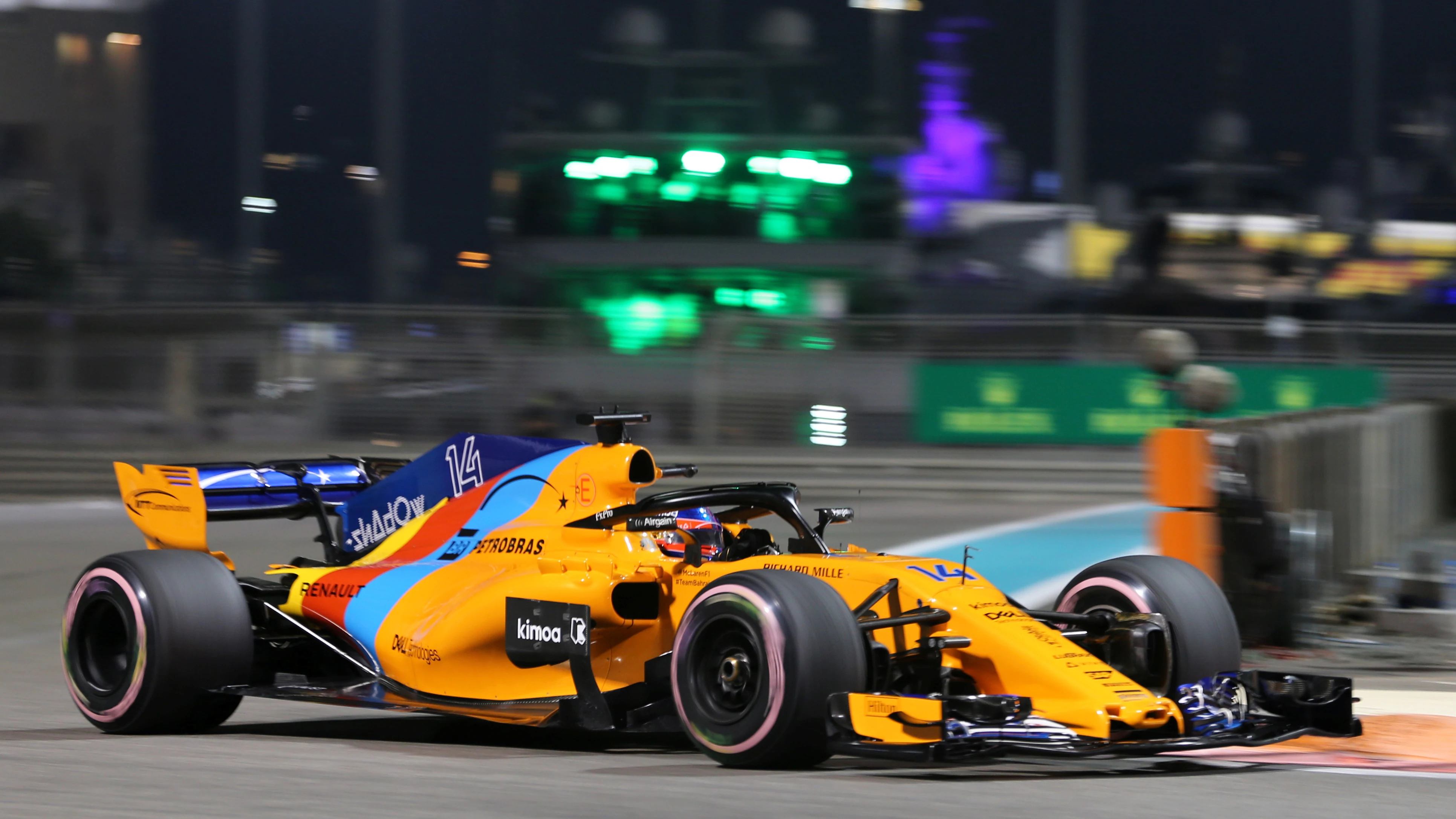 Fernando Alonso rueda en su coche de despedida en Abu Dabi