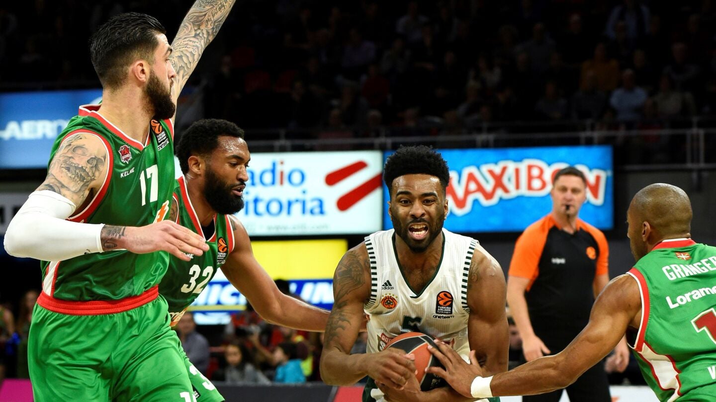 Keith Langford intenta entrar a canasta ante la defensa de Baskonia