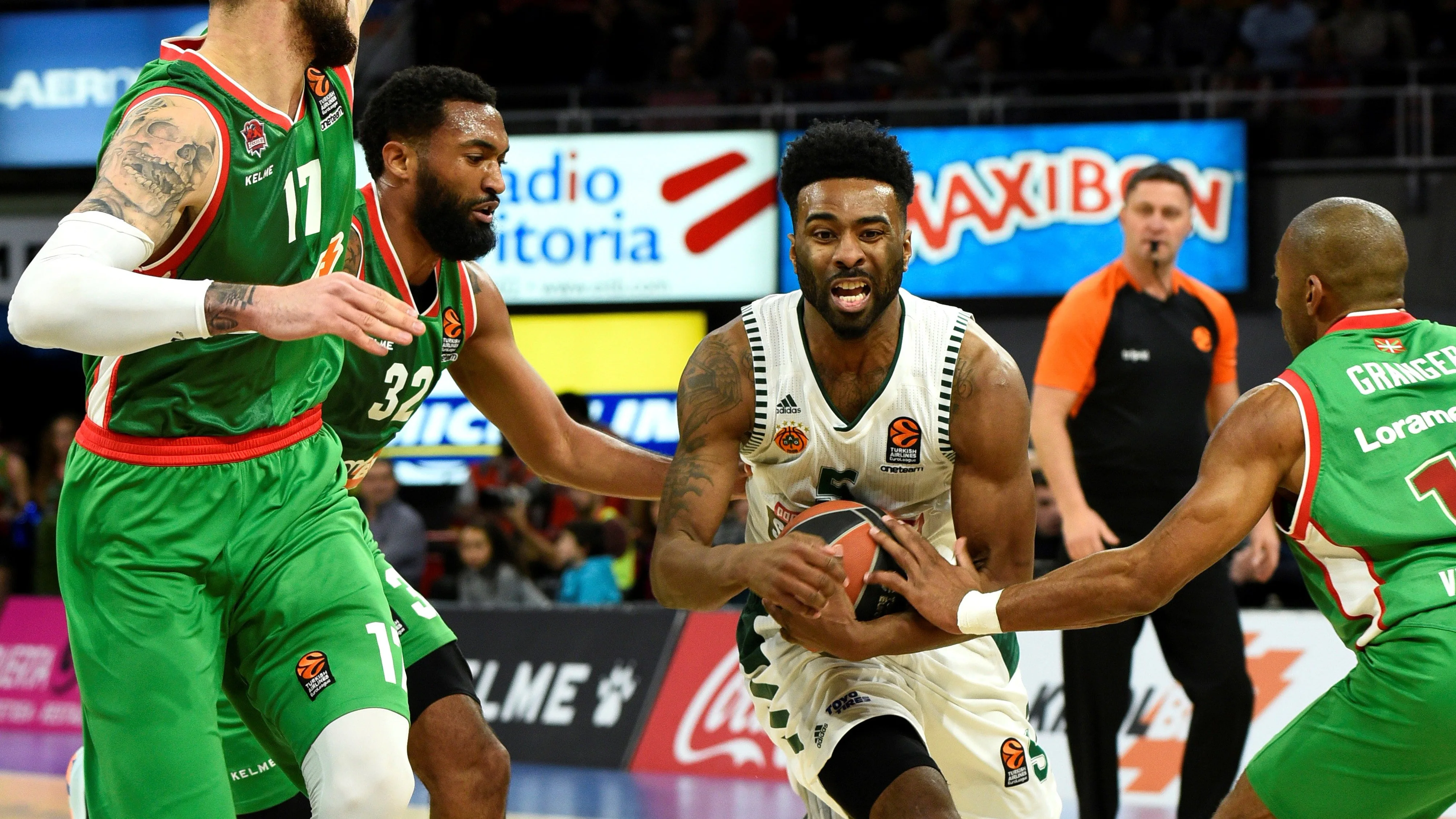 Keith Langford intenta entrar a canasta ante la defensa de Baskonia