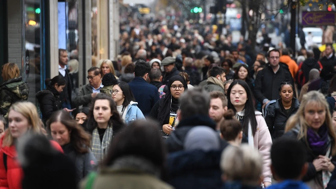 Gente comprando en el centro de Madrid