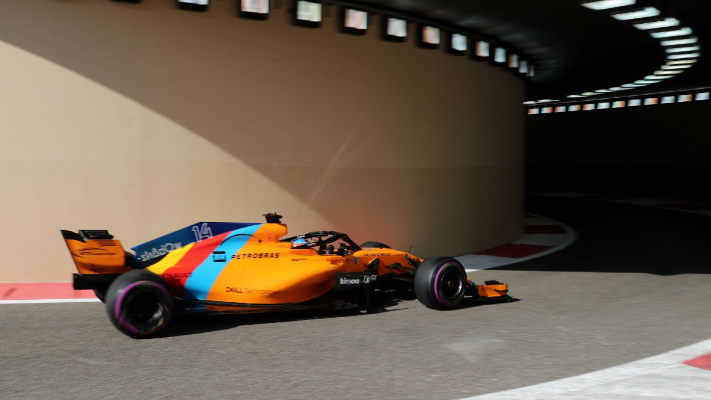 Fernando Alonso, en el t&uacute;nel de Yas Marina