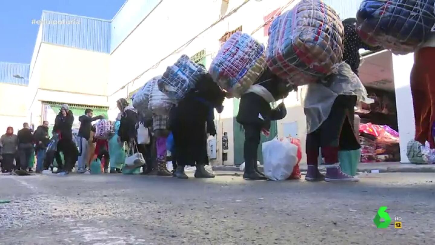"Introducir mercanc&iacute;a robada en Marruecos es lo m&aacute;s f&aacute;cil que hay": habla una de las porteadoras que cruza a diario la frontera