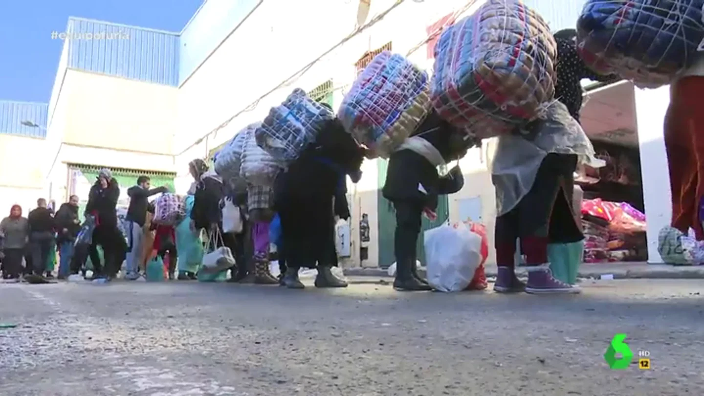 "Introducir mercancía robada en Marruecos es lo más fácil que hay": habla una de las porteadoras que cruza a diario la frontera "Introducir mercancía robada en Marruecos es lo más fácil que hay": habla una de las porteadoras que cruza a diario la frontera