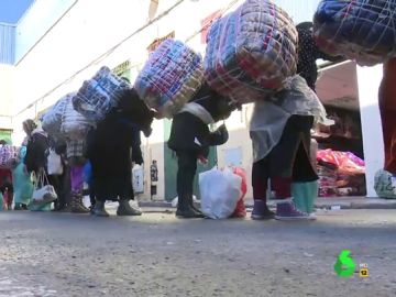 "Introducir mercancía robada en Marruecos es lo más fácil que hay": habla una de las porteadoras que cruza a diario la frontera "Introducir mercancía robada en Marruecos es lo más fácil que hay": habla una de las porteadoras que cruza a diario la frontera