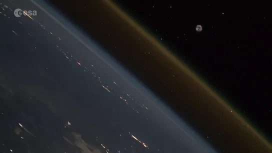 Graban desde la Estación Espacial Internacional el despegue y la salida de la Tierra de una nave espacial Graban desde la Estación Espacial Internacional el despegue y la salida de la Tierra de una nave espacial