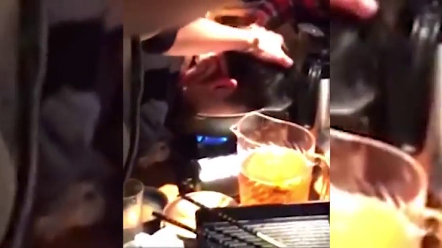 El impactante v&iacute;deo en el que un jefe le mete la cabeza en una olla con agua hirviendo a su empleado en Jap&oacute;n