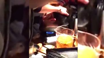 El impactante vídeo en el que un jefe le mete la cabeza en una olla con agua hirviendo a su empleado en Japón
