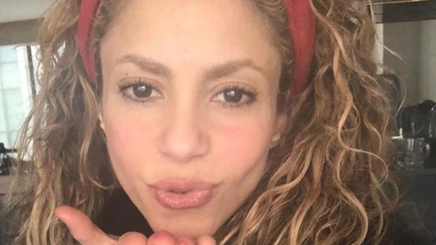Shakira lanzando un beso Shakira lanzando un beso