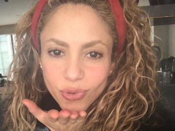 Shakira lanzando un beso Shakira lanzando un beso