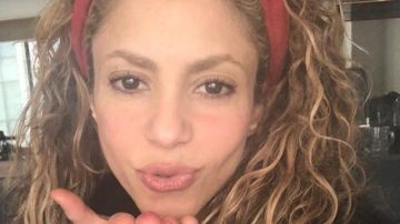 Shakira lanzando un beso