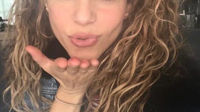 Shakira lanzando un beso