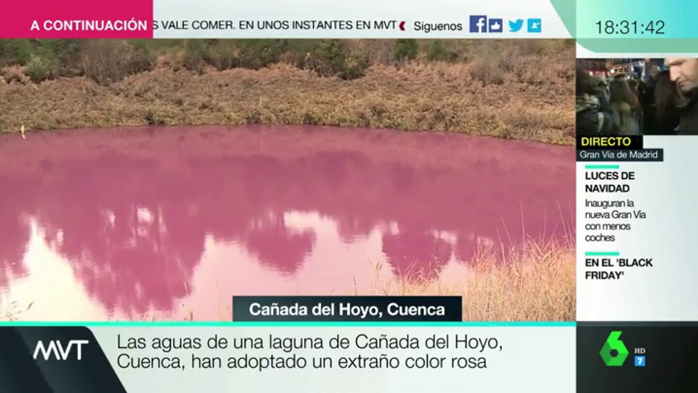 Un oto&ntilde;o entre colores vivos: una laguna de Ca&ntilde;ada del Hoyo amanece de color rosa, y te explicamos por qu&eacute;