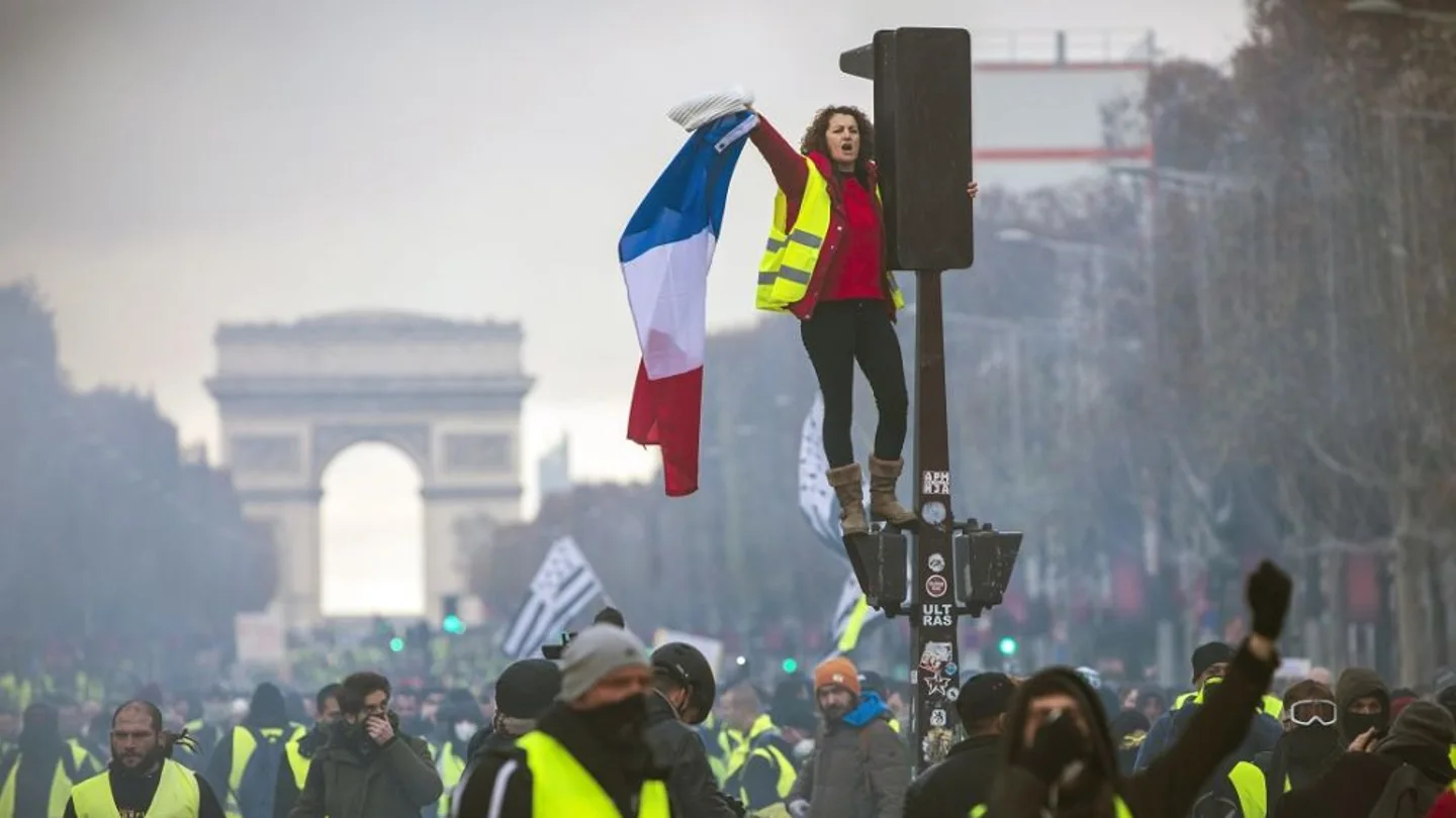 Noticias Fin de Semana (24-11-18) París, convertido en un auténtico campo de batalla por los enfrentamientos entre manifestantes y Policía Noticias Fin de Semana (24-11-18) París, convertido en un auténtico campo de batalla por los enfrentamientos entre manifestantes y Policía