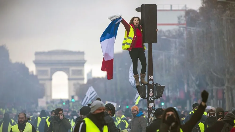 Noticias Fin de Semana (24-11-18) París, convertido en un auténtico campo de batalla por los enfrentamientos entre manifestantes y Policía