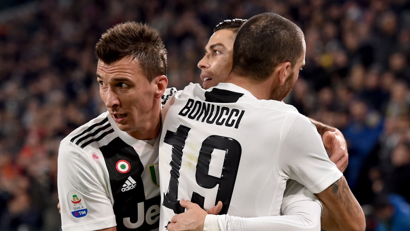 Cristiano Ronaldo celebra su gol contra el SPAL junto a sus compa&ntilde;eros