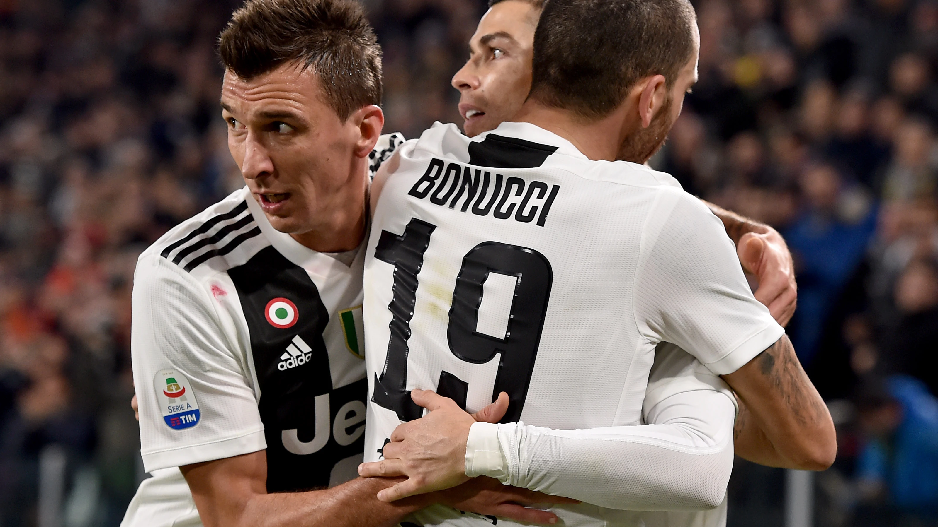 Cristiano Ronaldo celebra su gol contra el SPAL junto a sus compañeros