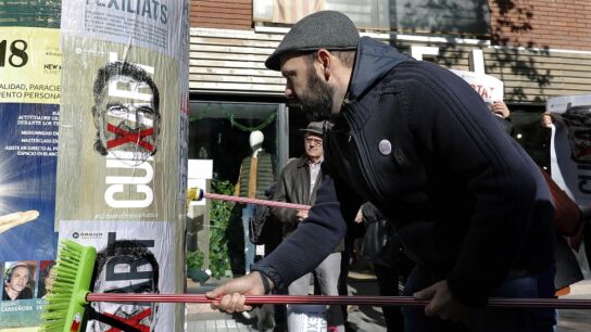 Culegan carteles en defensa de los pol&iacute;ticos encarcelados en Barcelona