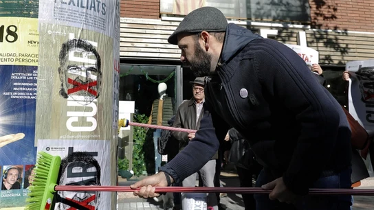 Culegan carteles en defensa de los políticos encarcelados en Barcelona Culegan carteles en defensa de los políticos encarcelados en Barcelona