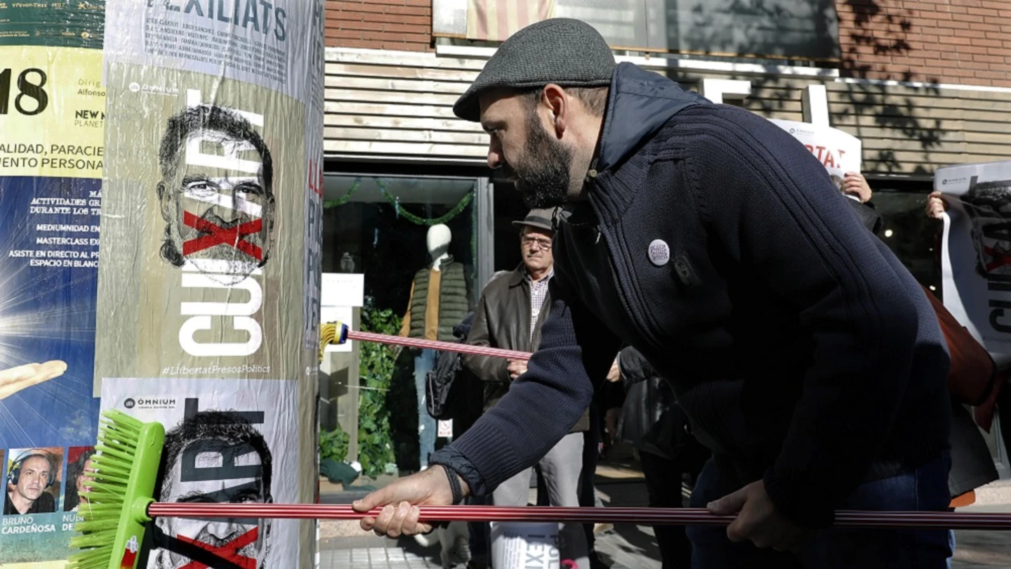 Culegan carteles en defensa de los políticos encarcelados en Barcelona Culegan carteles en defensa de los políticos encarcelados en Barcelona
