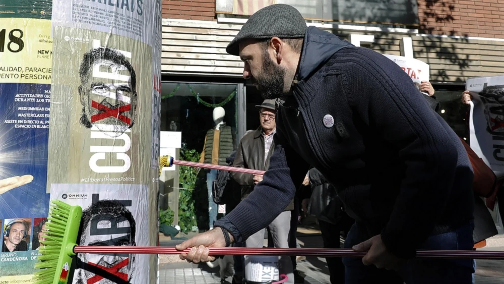 Culegan carteles en defensa de los políticos encarcelados en Barcelona