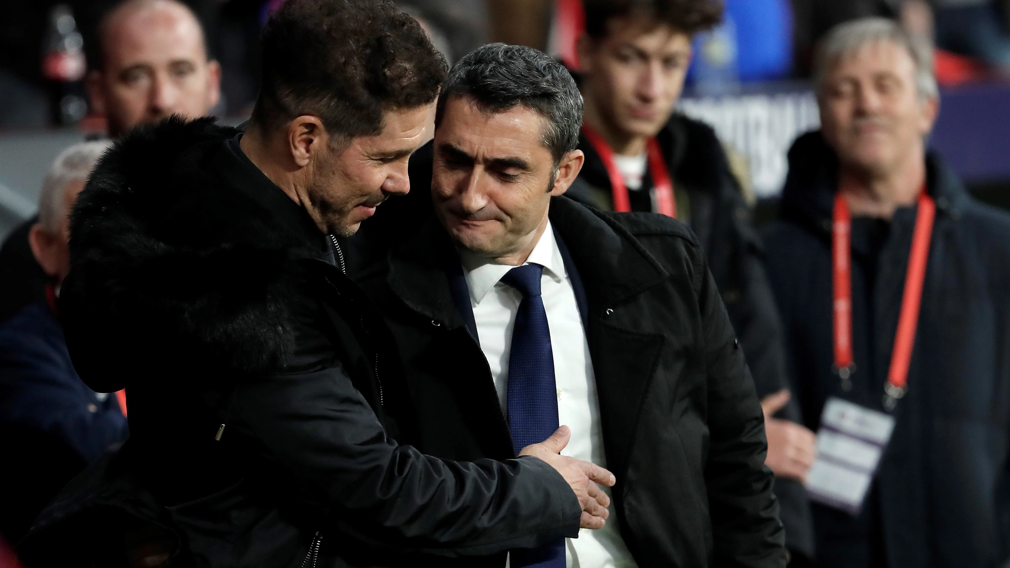 Ernesto Valverde saluda a Simeone antes del partido