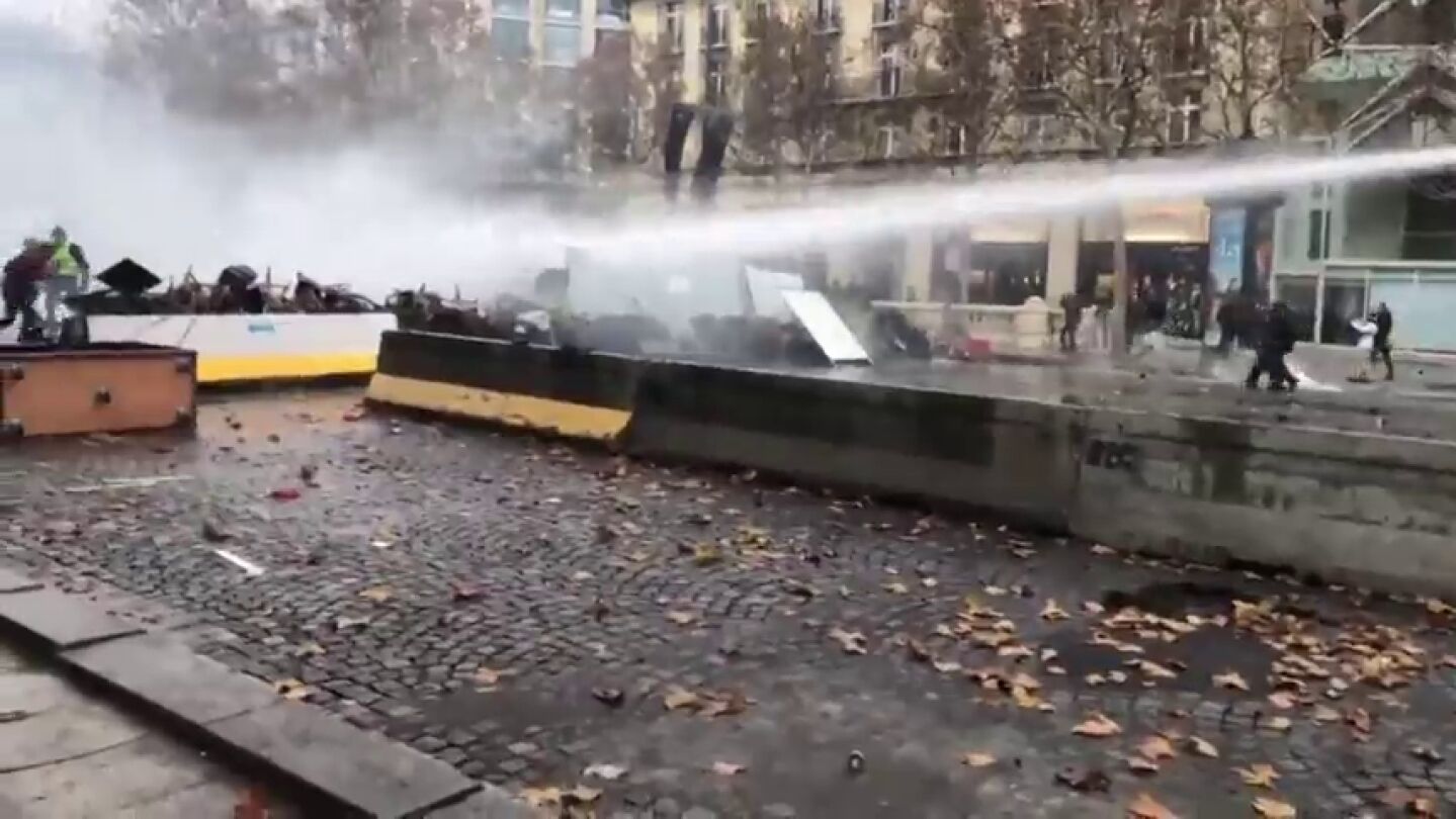 La Polic&iacute;a francesa dispersa con gases lacrim&oacute;genos y ca&ntilde;ones de agua una nueva protesta contra la subida de los carburantes