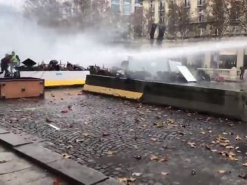 La Policía francesa dispersa con gases lacrimógenos y cañones de agua una nueva protesta contra la subida de los carburantes