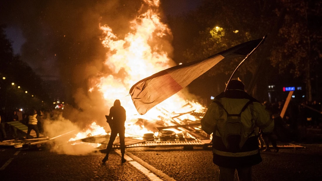 Protestas en los Campos Elíseos de París