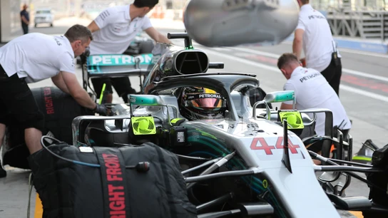 Los mecánicos de Mercedes trabajan en el coche de Hamilton Los mecánicos de Mercedes trabajan en el coche de Hamilton