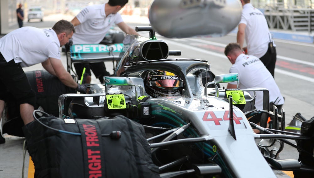 Los mecánicos de Mercedes trabajan en el coche de Hamilton
