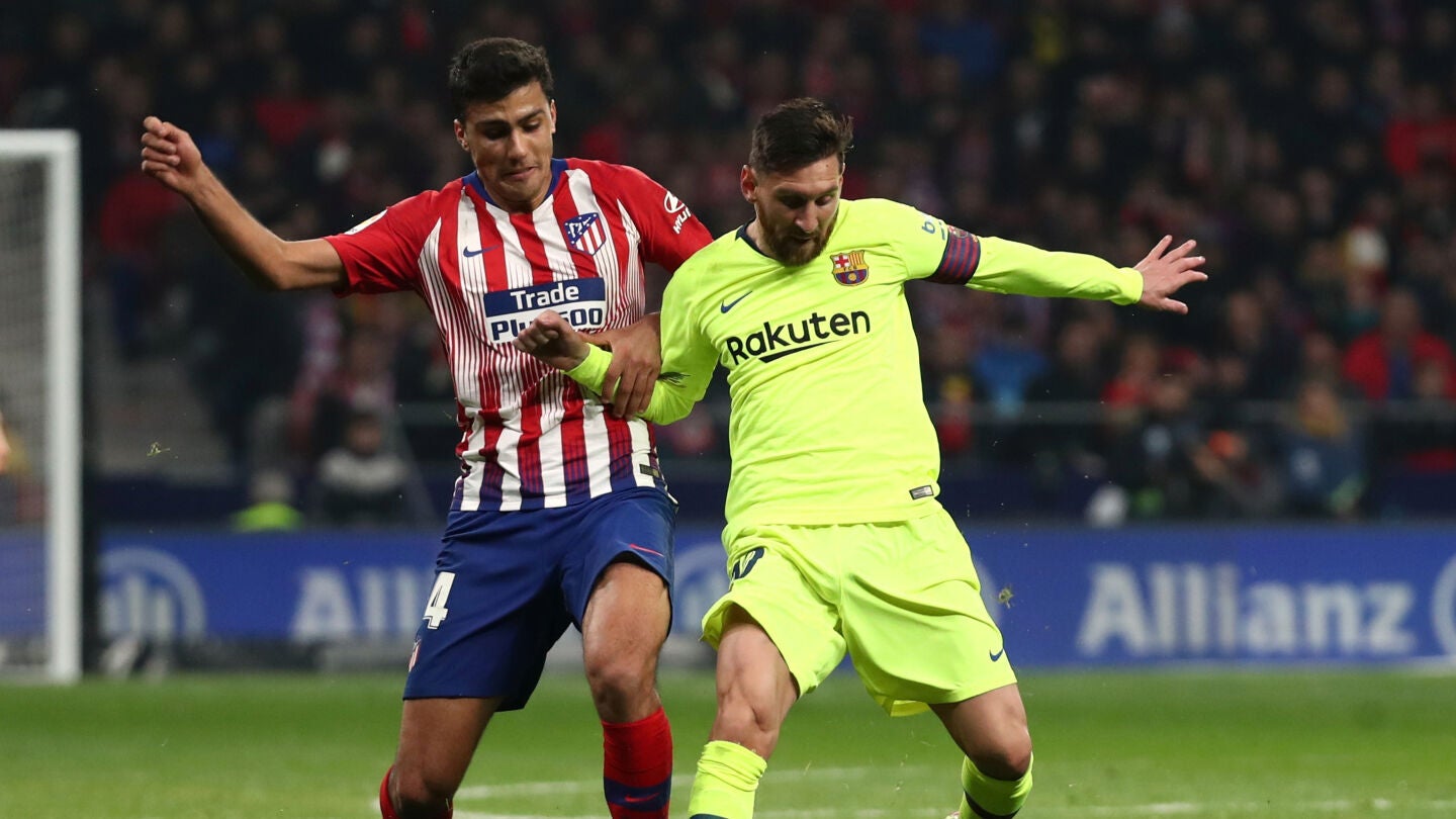 Rodri y Messi pugnan por la posesi&oacute;n del bal&oacute;n