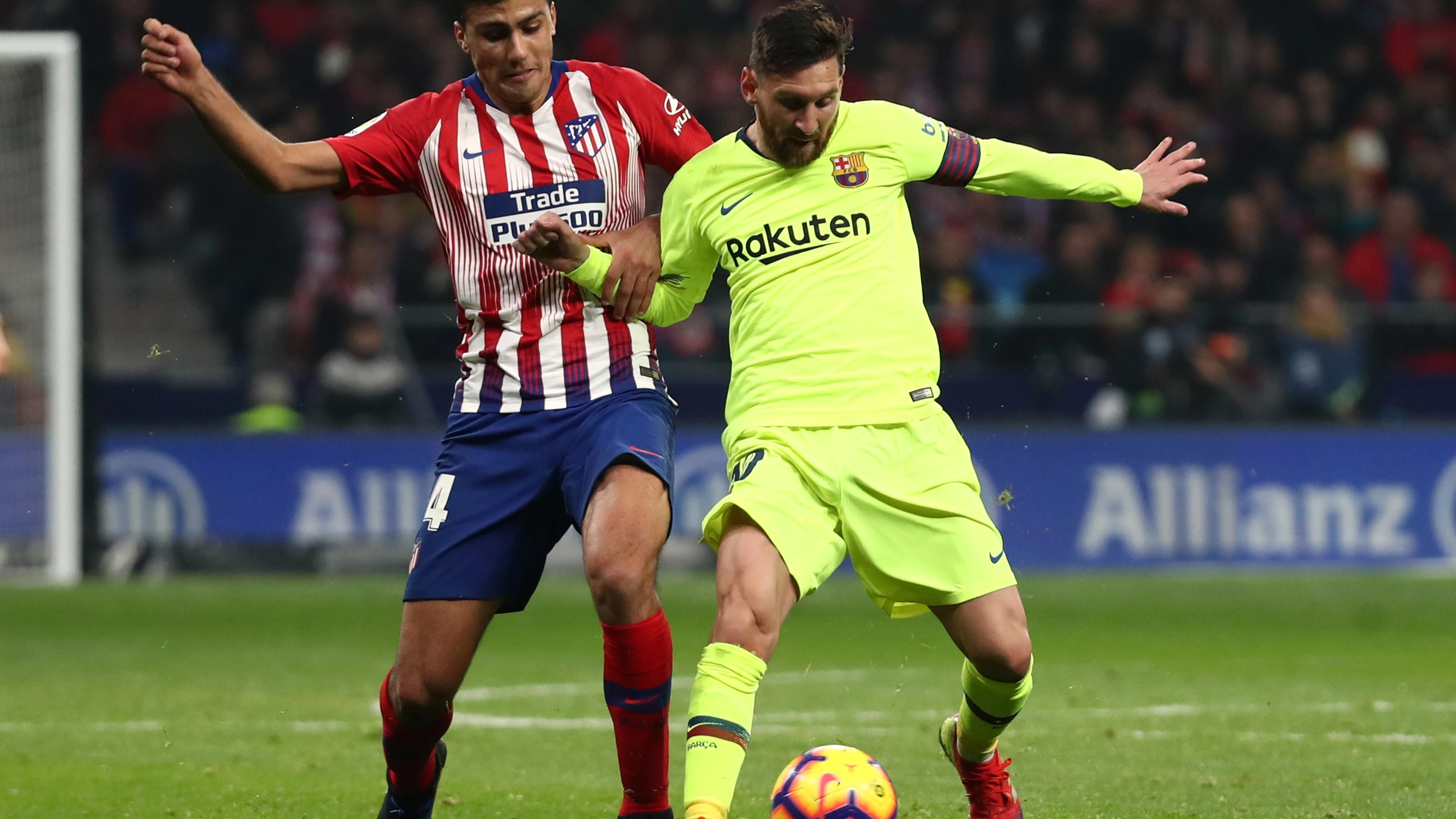 Rodri y Messi pugnan por la posesión del balón