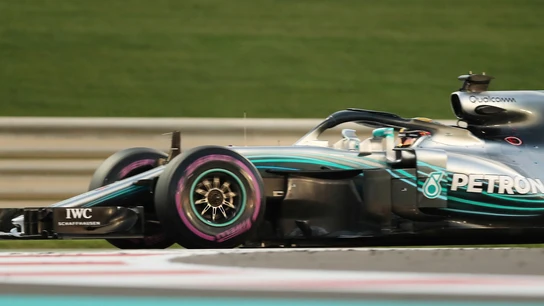 Lewis Hamilton rueda con su Mercedes en Abu Dabi Lewis Hamilton rueda con su Mercedes en Abu Dabi