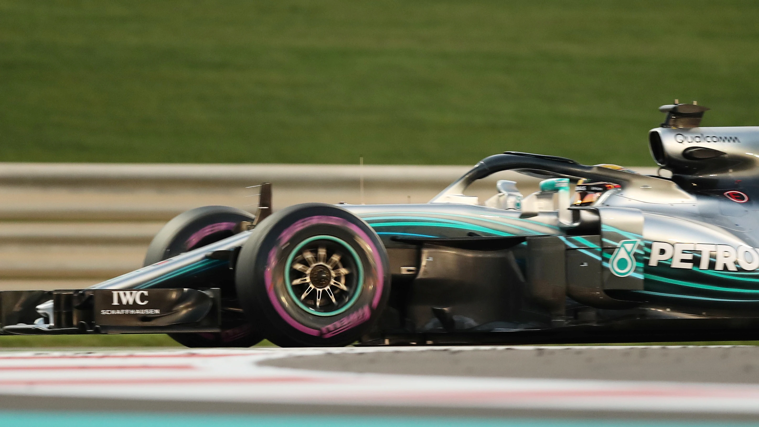 Lewis Hamilton rueda con su Mercedes en Abu Dabi