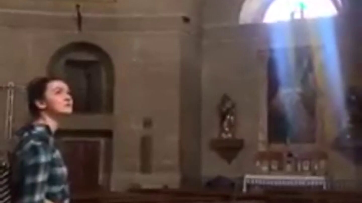 El impresionante canto de una chica una una iglesia vac&iacute;a de Granada que triunfa en Internet