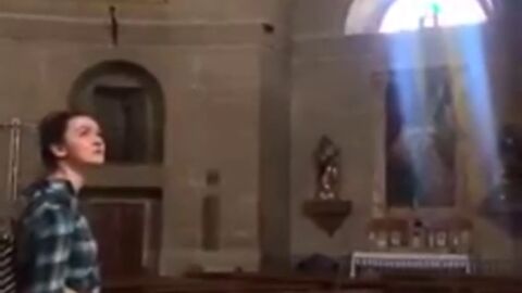 El impresionante canto de una chica una una iglesia vac&iacute;a de Granada que triunfa en Internet