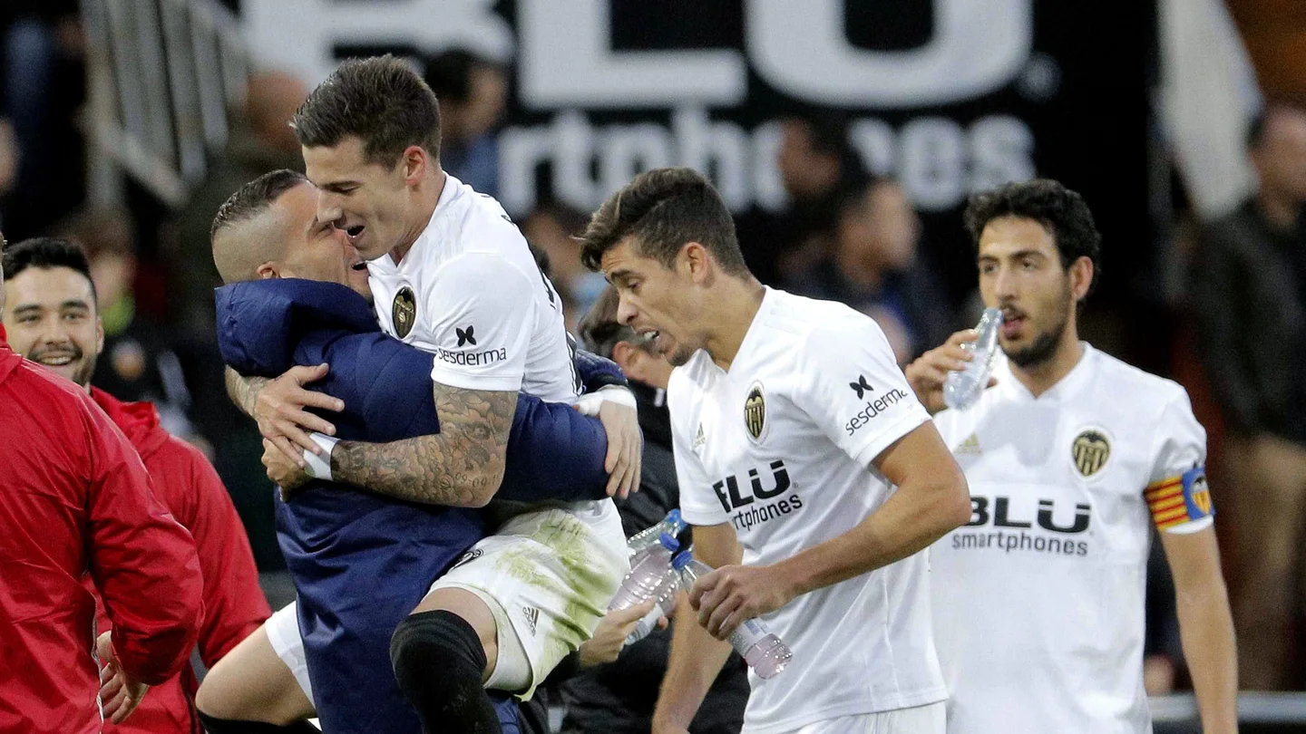 Santi Mina celebra uno de sus goles con Jaume Domenech Santi Mina celebra uno de sus goles con Jaume Domenech