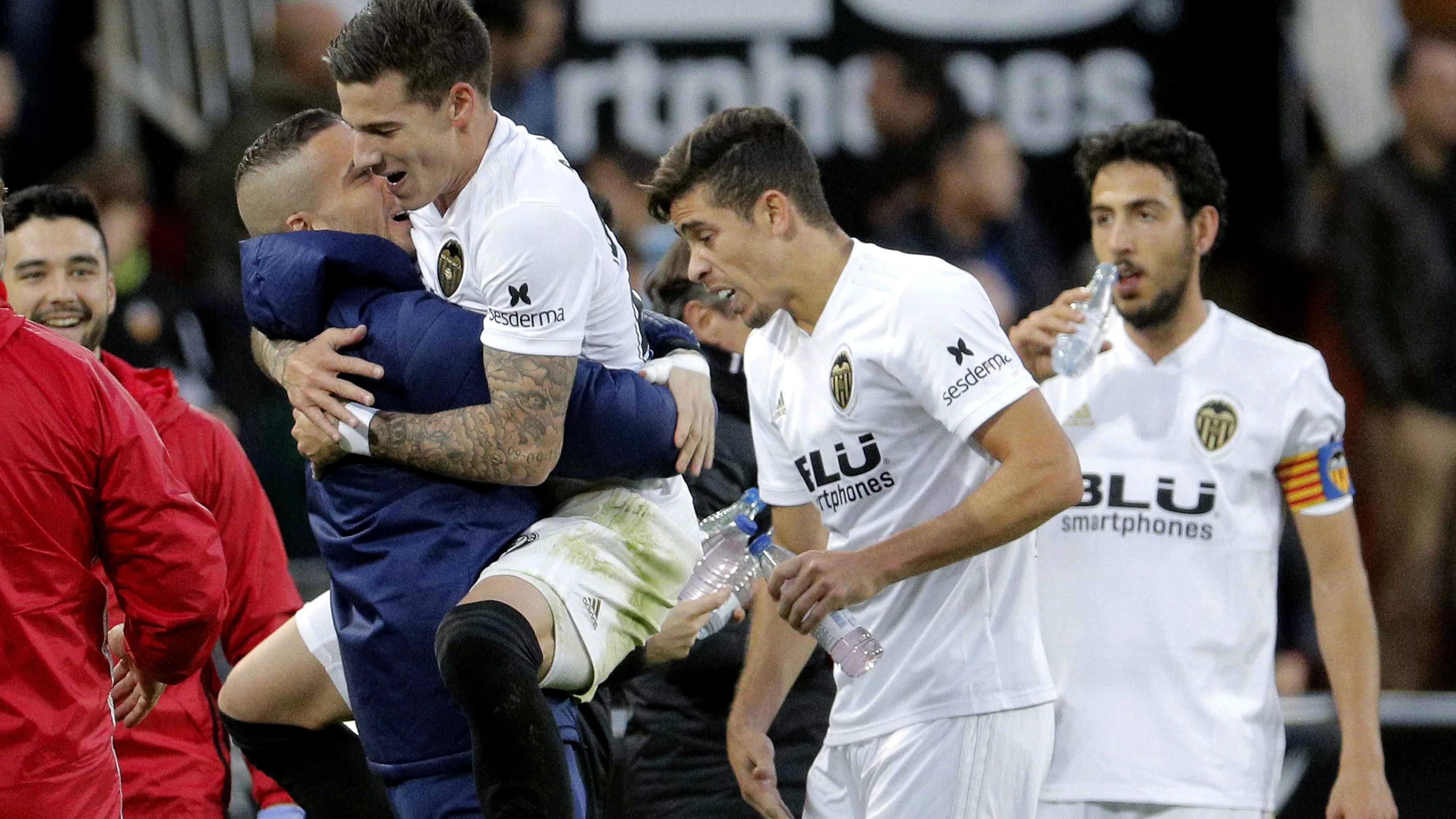 Santi Mina celebra uno de sus goles con Jaume Domenech