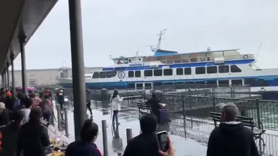 Un ferry con 53 personas a bordo se estrella contra un muelle en San Franc Un ferry con 53 personas a bordo se estrella contra un muelle en San Franc